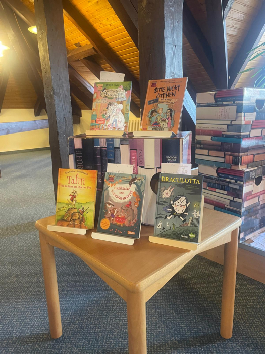 buecher.jpeg buecher.jpeg